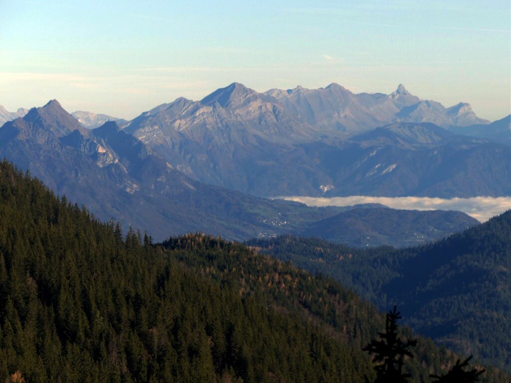 Vue sur les Aravis et la Pointe Percée